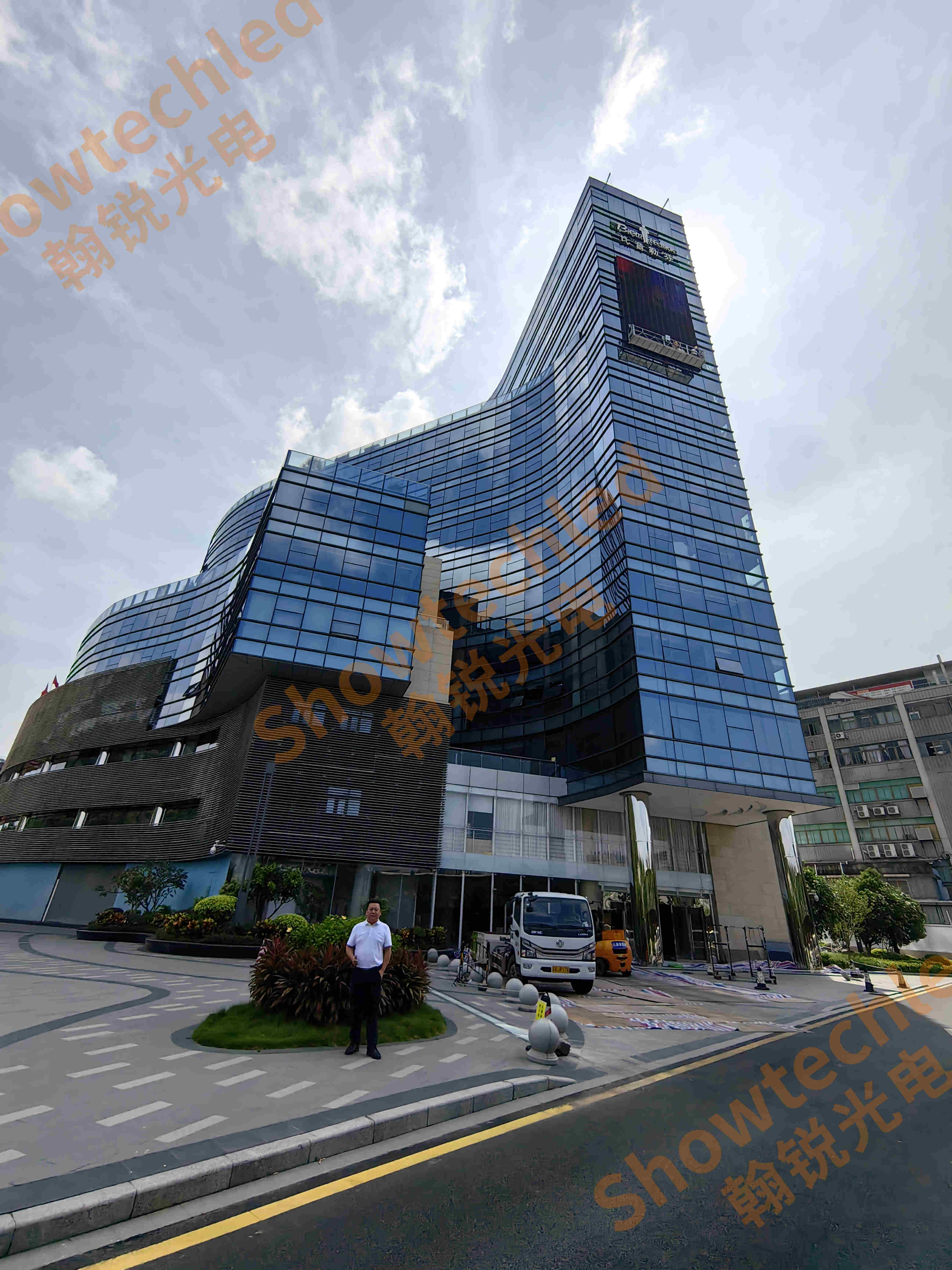 翰锐光电另一个最新成功案例: 广州比音勒芬总部大楼的160m ² 户外格栅屏C1531D